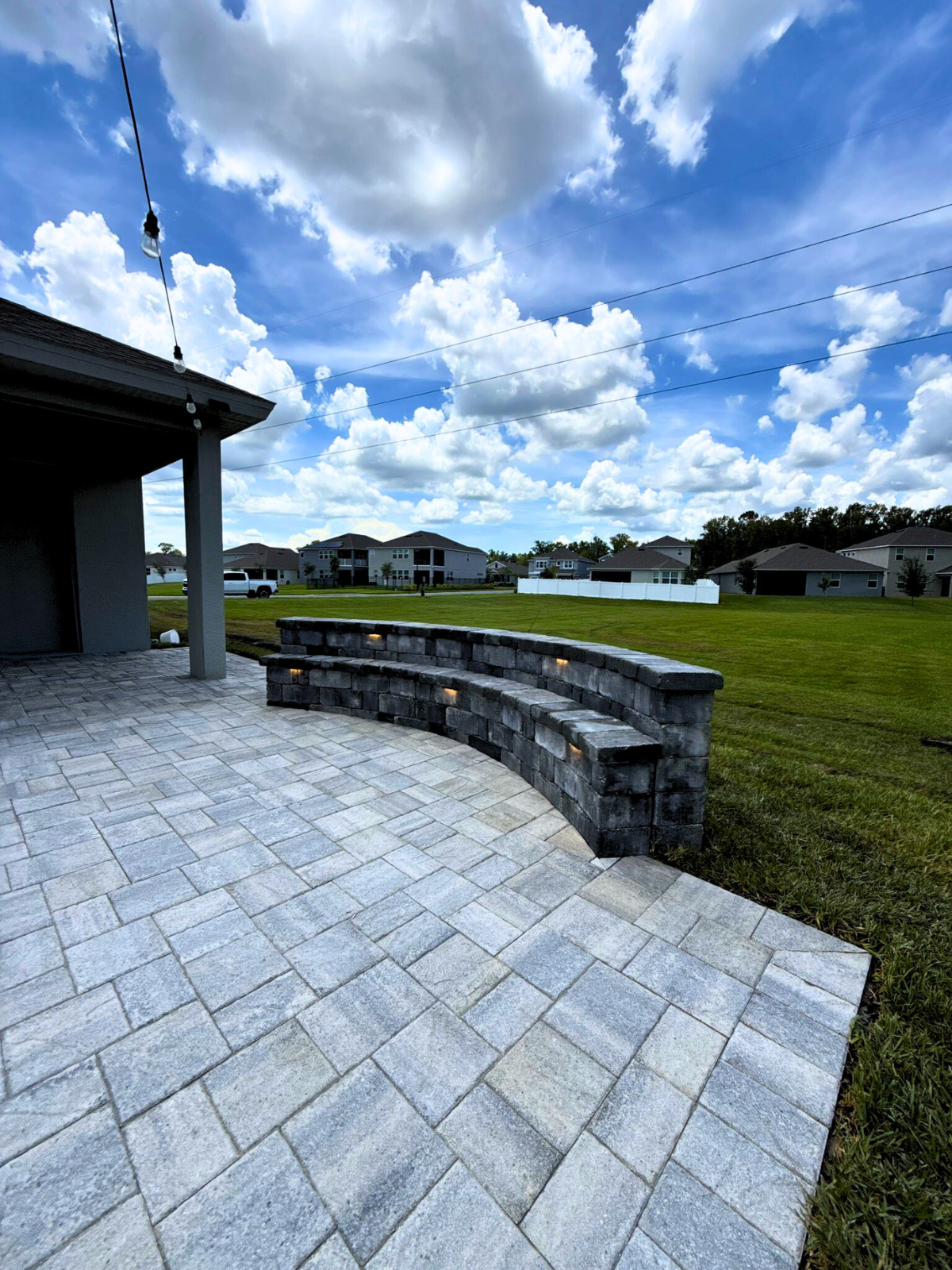 Imagem de um pátio com pavers